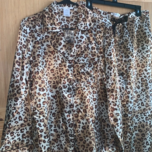 K. Jordan NWOT cheetah printed 2 piece silky pajama set size M - Picture 2 of 4